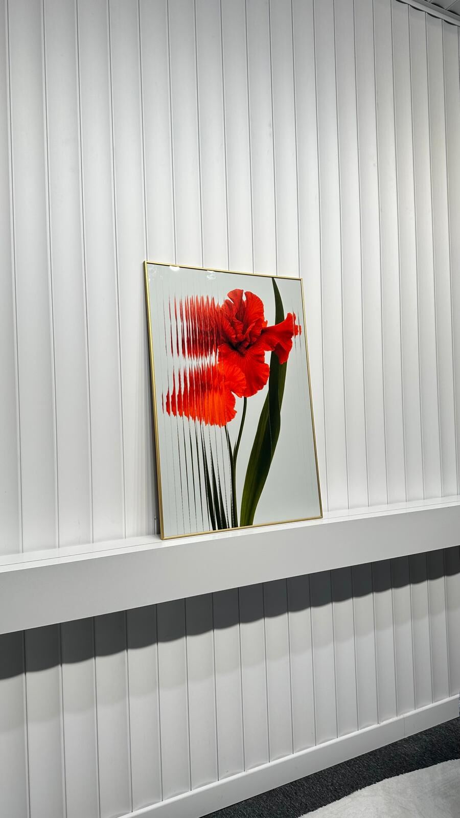 Dijital Baskılı Metal Çerçeceli Camlı Tekli Tablo -Kırmızı Yankılar