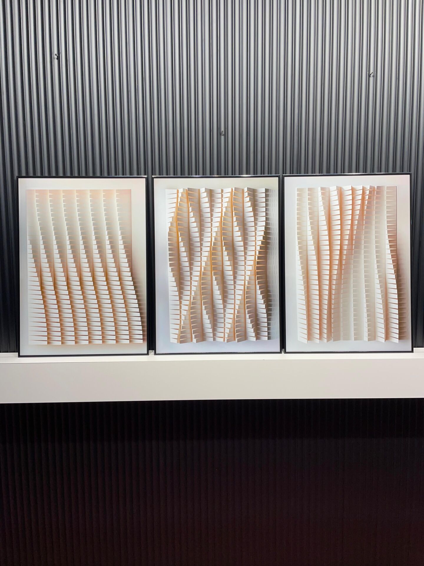 Metal Çerçeveli Camlı Silhouette Flow 3'lü Dekoratif Tablosu