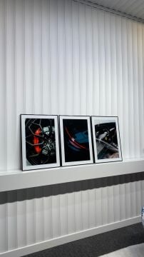 Dijital Baskılı Metal Çerçeveli Camlı Üçlü Dekoratif Tablo - Karbon Şıklığı