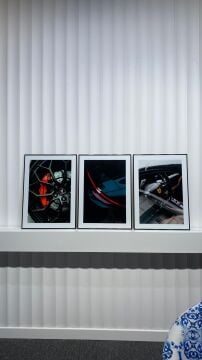 Dijital Baskılı Metal Çerçeveli Camlı Üçlü Dekoratif Tablo - Karbon Şıklığı